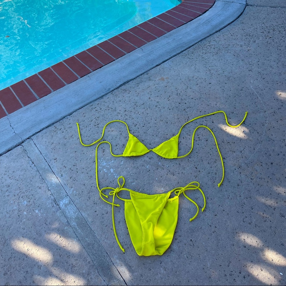Good American Tiny Ties Triangle Bikini (M) (Electric Yellow)